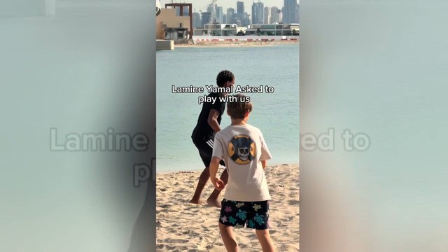 El vídeo de los 3M de visitas: Lamine Yamal pregunta a unos niños de una playa de Dubai si puede jugar con ellos al fútbol
