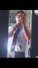 El piloto descubre que está despedido antes del despegue y el contraataque que activa provoca la intervención de las fuerzas de seguridad