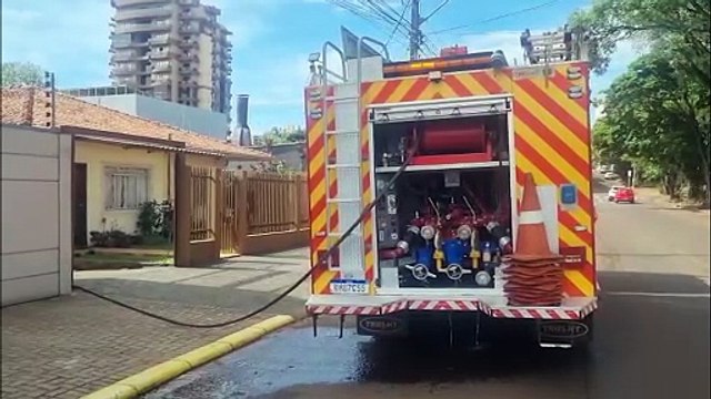 Bombeiros são acionados para combater incêndio em residência na Rua Salgado Filho