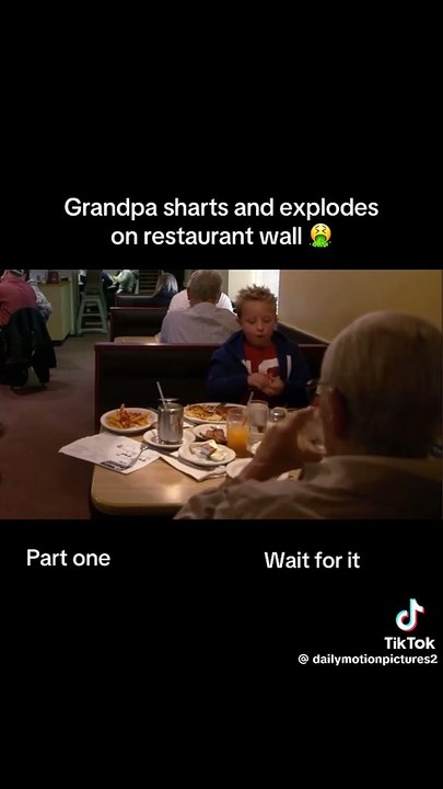 Opa kakt gegen die Wand