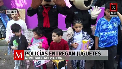 ¡El espíritu navideño en Monterrey sigue! Policías entregan juguetes a niños