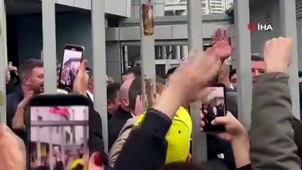 Fenerbahçe taraftarı Sadettin Saran'ı böyle karşıladıFenerbahçe taraftarı Sadettin Saran'ı böyle karşıladı