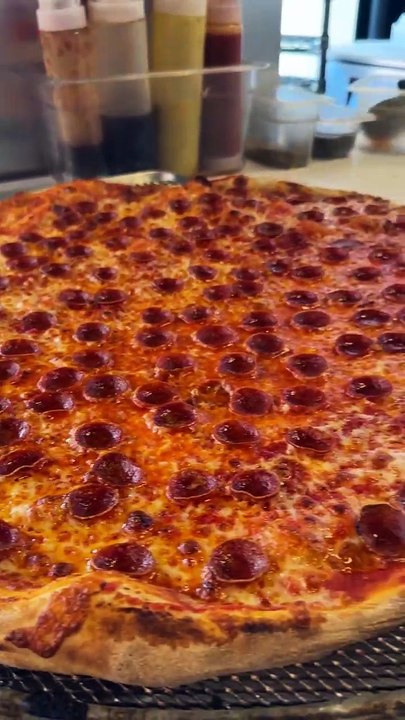 Extra large light pepperoni pizza 😮‍💨😮‍💨