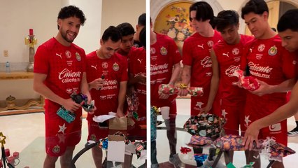 Santa Claus llega a Chivas; jugadores del Rebaño disfrutan de sus regalos de Navidad