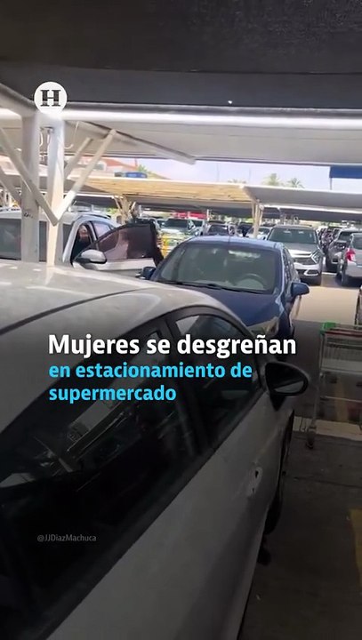 MUJERES PELEANDO