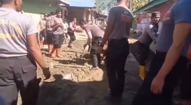 Polisi Bersihkan Lumpur dan Material Kayu Pascabanjir Bandang di Gayo Lues
