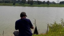 Menikmati pemandangan di danau sambil mancing