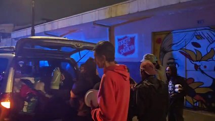 Voluntarios llevaron abrigo, tamales y café a habitantes de la calle en Navidad