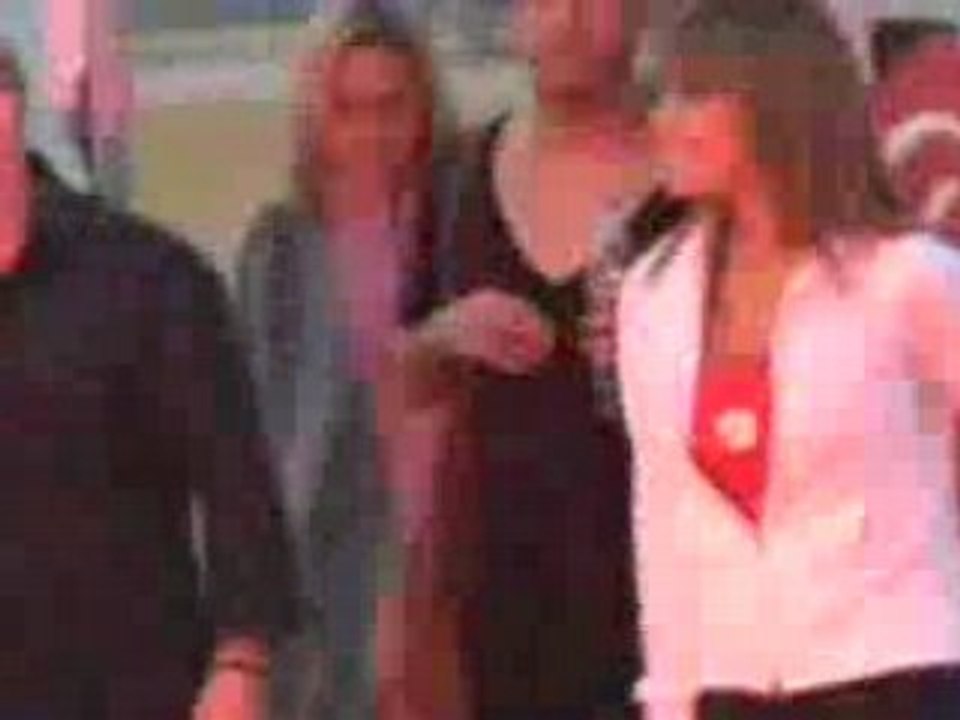 Britney @ Bally's Total Fitness (26/5/2008)