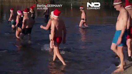 A Berlino, i nuotatori invernali si tuffano a Natale