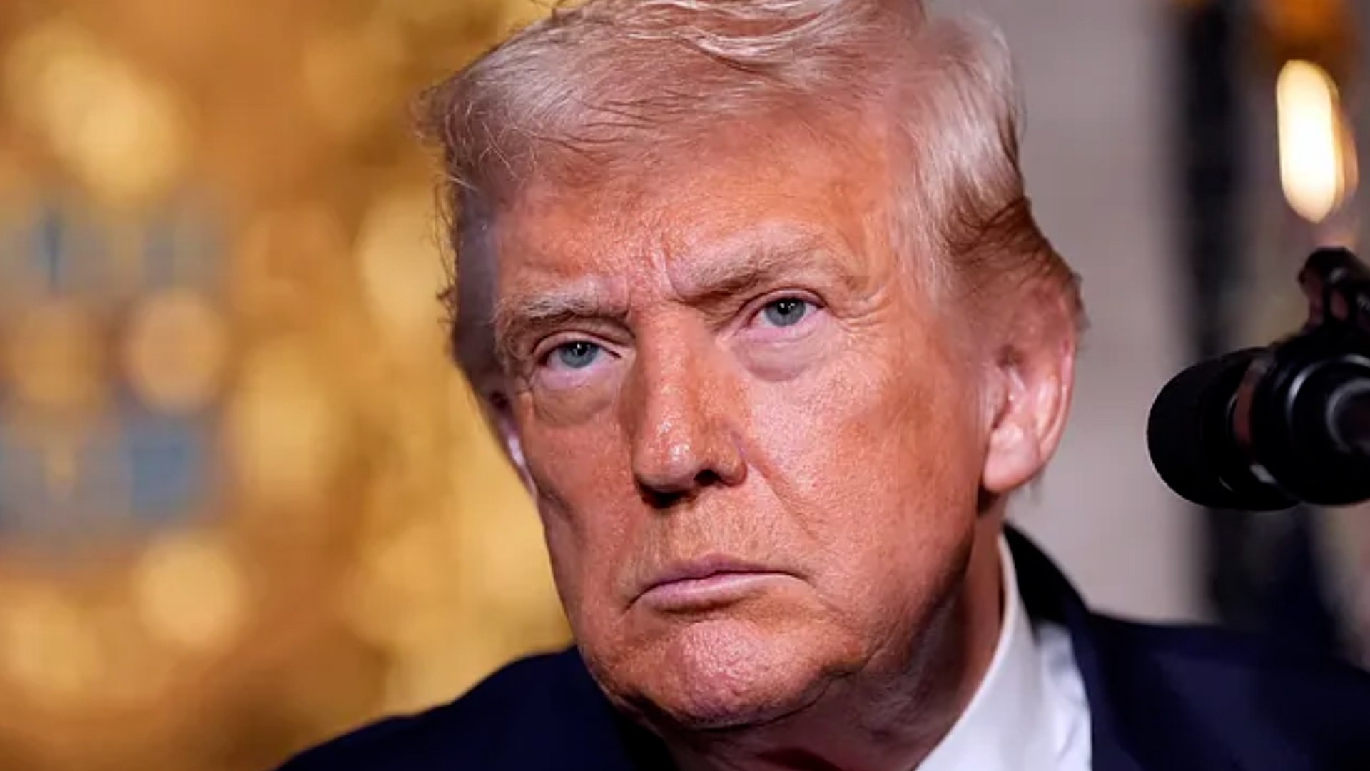 El presidente de Estados Unidos, Donald Trump, asegur� que orden� un "ataque poderoso y mortal" contra el Estado Isl�mico en Nigeria, en una nueva escalada de la ofensiva estadounidense contra el terrorismo yihadista en �frica occidental. 

El mandatario hizo el anuncio a trav�s de su red social, donde afirm� que las fuerzas estadounidenses atacaron a militantes de ISIS en el noroeste del pa�s africano, a los que acusa de perpetrar ataques y asesinatos contra comunidades cristianas. Trump no ofreci� detalles concretos sobre c�mo se desarroll� la operaci�n militar, los objetivos alcanzados ni el balance de v�ctimas, y la Casa Blanca tampoco ampli� la informaci�n.

"Bajo mi direcci�n como comandante en jefe, Estados Unidos lanz� ataques precisos y letales contra la escoria terrorista de ISIS", escribi� el presidente en un mensaje publicado el d�a de Navidad.  

El anuncio llega despu�s de semanas de declaraciones en las que Trump denunci� la persecuci�n de cristianos en Nigeria. El mes pasado, el presidente confirm� que hab�a ordenado al Pent�gono planificar posibles acciones militares en el pa�s. Adem�s, el Departamento de Estado comunic� recientemente la restricci�n de visados a ciudadanos nigerianos y familiares implicados en asesinatos y violencia sectaria. 

Estados Unidos tambi�n ha designado a Nigeria como "pa�s de especial preocupaci�n" en virtud de la Ley de Libertad Religiosa Internacional. "Nuestro pa�s no permitir� que el terrorismo isl�mico radical prospere", concluy� Trump.