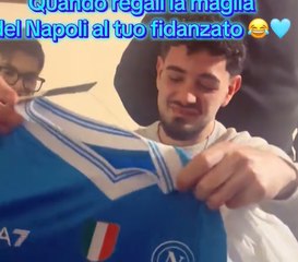 Un tifoso riceve la maglia del Napoli a Natale: la sua reazione è emozionante!