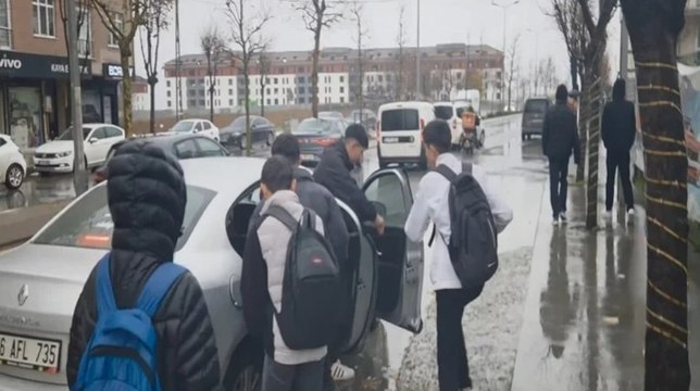 Arnavutköy'de okul çıkışı otostopla eve giden öğrenciler isyan etti