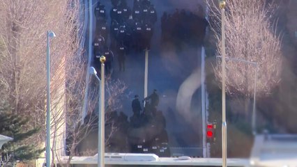 차벽·스크럼·총기 소지...긴장의 연속이었던 '윤석열 체포' [앵커리포트] / YTN