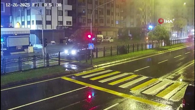 Trabzon’da çalıntı araçla kırmızı ışıkta bekleyen motosikletliye çarpıp metrelerce sürükledi: Dehşete düşüren kaza kamerada