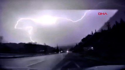 Kuşadası'nda geceyi şimşekler aydınlattı