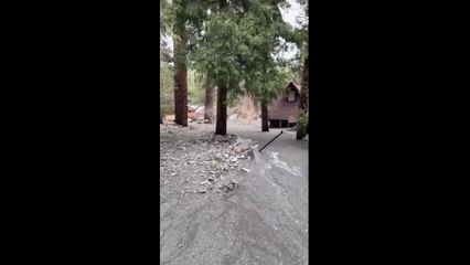 Coches y casas enterradas en lodo tras las inundaciones en el sur de California