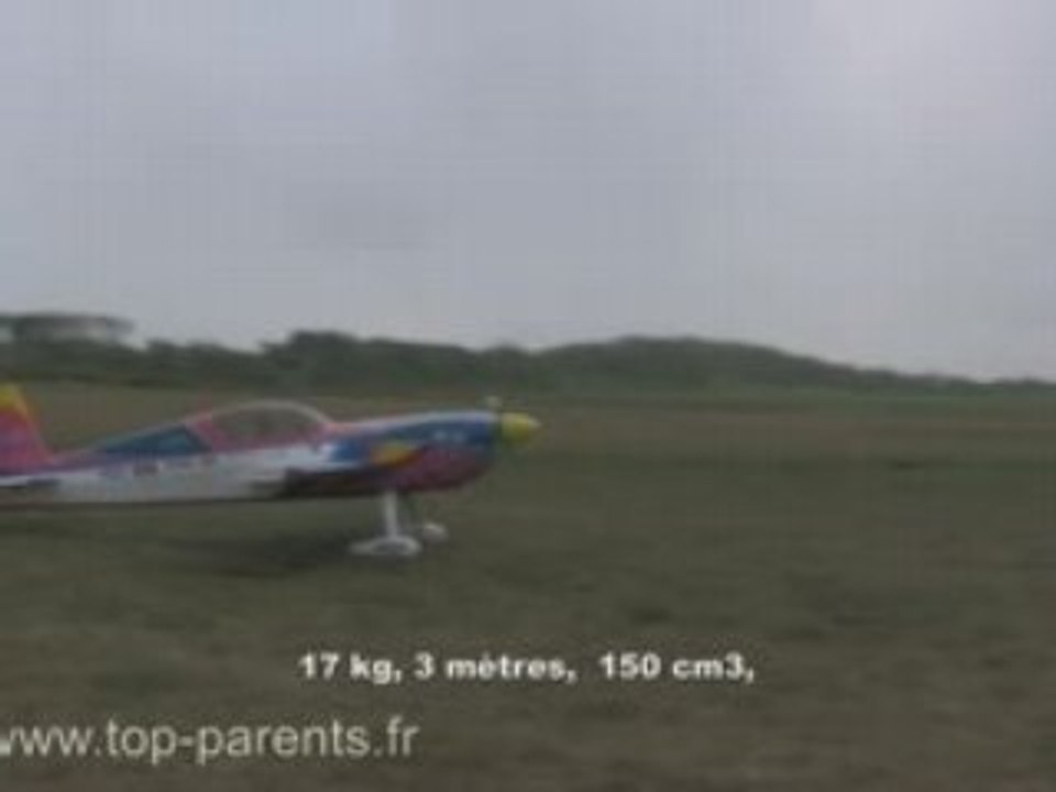 Le champion du monde Ch.Paysant fait un show aéromodelisme