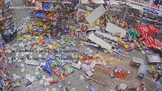 Texas, tentano di rubare bancomat e devastano il negozio: il video delle telecamere di sorveglianza