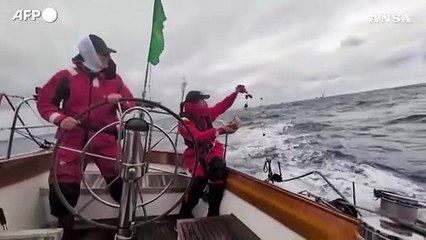 Petali in mare, l'omaggio alle vittime di Bondi beach alla Sydney-Hobart