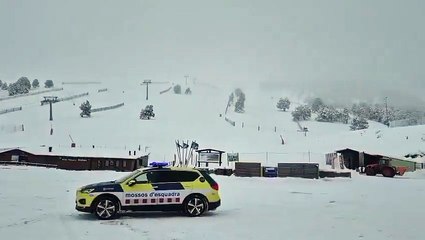 Un temporal de nieve y lluvia barre Catalunya con carreteras cortadas y olas de más de cinco metros en la Costa Brava