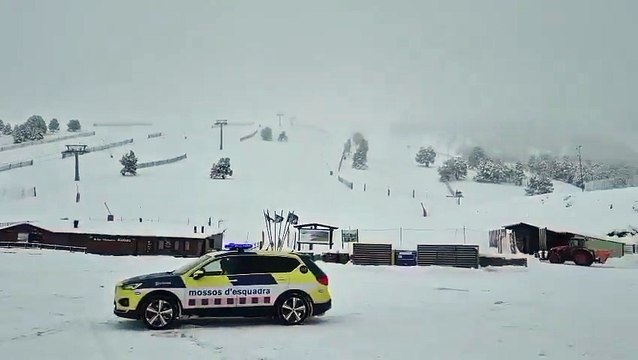 Un temporal de nieve y lluvia barre Catalunya con carreteras cortadas y olas de más de cinco metros en la Costa Brava