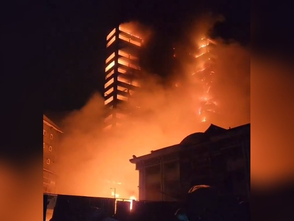 Flammenhölle: großbrand vernichtet 25-stöckiges hochhaus