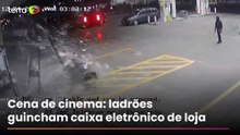 Dupla arranca caixa eletrônico de loja com cabo preso em carro
