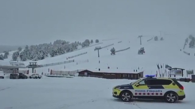El temporal de hielo y nieve afecta este viernes a 33 carreteras secundarias