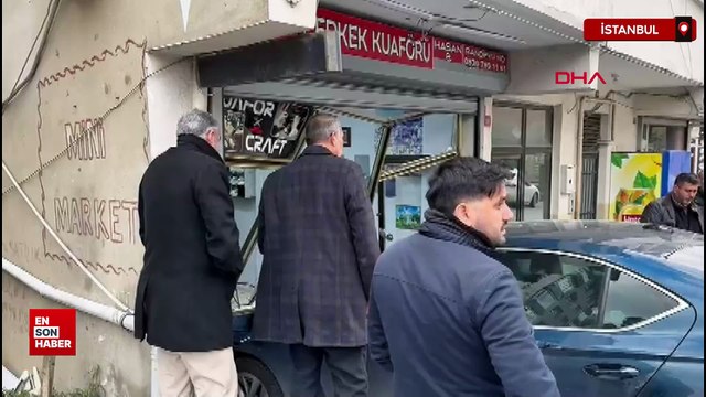 Arnavutköy’de yokuş aşağı kayan otomobil berber dükkanına girdi
