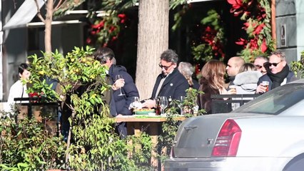 Escassi, de lo más relajado, disfruta de su soltería en Navidad junto a Rosauro Varo