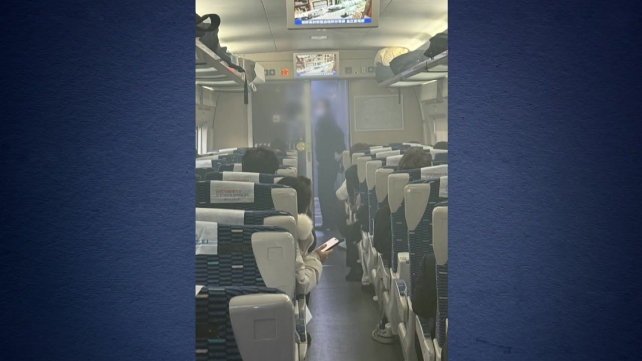 KTX 부산행 열차 안에서 보조 배터리 과열로 연기 / YTN