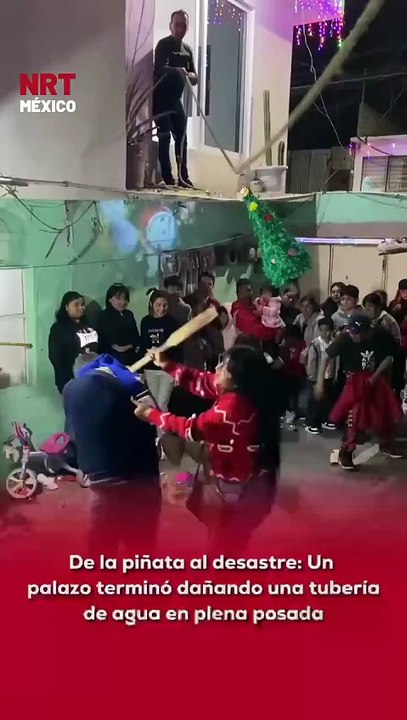 🎄🎉 Un hombre dañó una tubería de agua al golpearla con un palo mientras participaba en la tradicional piñata durante una celebración de Navidad.