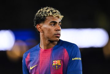 Natale speciale a Dubai, Lamine Yamal gioca a calcio in spiaggia con dei bambini