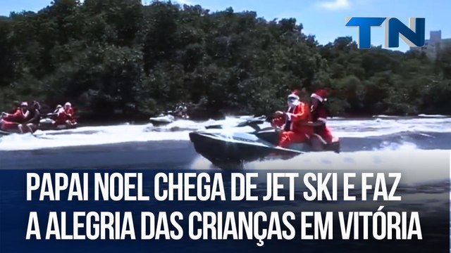 Papai Noel chega de jet ski e faz a alegria das crianças em Vitória