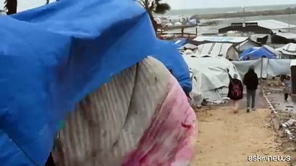 A Gaza piove, le tende degli sfollati invase dall'acqua