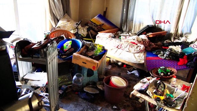 Kepez’de evden 1 kamyon çöp çıkarıldı