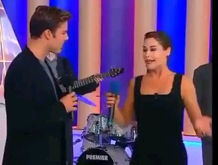 🛑Hülya Avşar, Ricky Martin'in kalçasına dokunalı 27 yıl oldu.