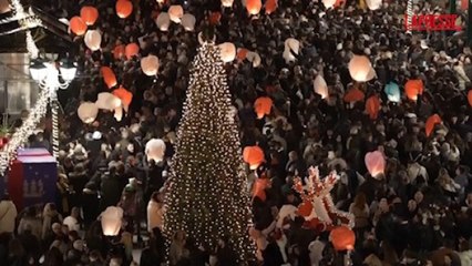 Atene, centinaia di persone liberano lanterne di carta per la 'Notte dei Desideri'