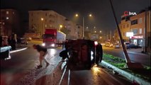 Takla atıp direğe çarpan otomobilin kaza anı kamerada: 3 yaralı
