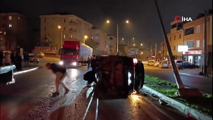 Takla atıp direğe çarpan otomobilin kaza anı kamerada: 3 yaralı