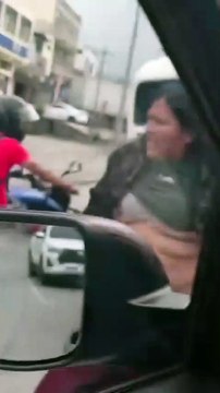 Mujer agredió y dejó caer sin motivo a ocupantes de motocicleta en la capital