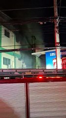 Más de cinco horas de fuego en Ferretería San Miguel; bomberos aún no logran sofocarlo