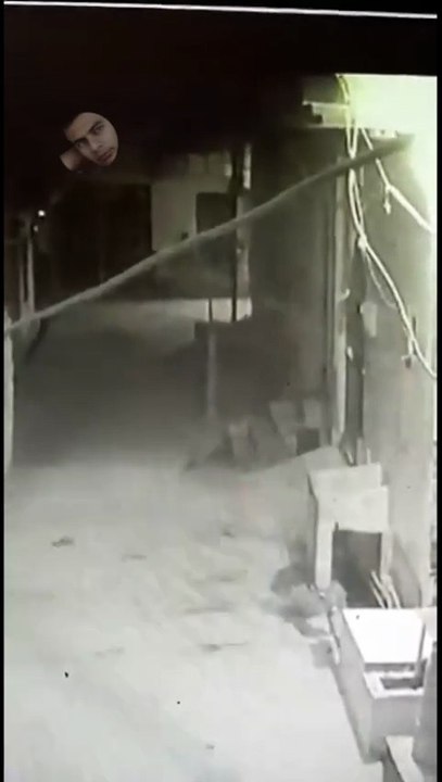 अलीगढ़ में कथित भूतनी का वीडियो वायरल वीडियो में साफ तौर पर एक महिला अचानक से प्रकट होते देखी जा सकती है इलाके में सनसनी सीसीटीवी में कैद हुई कथित भूतनी