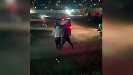 Sopalı saldırıya uğrayan sürücü aracıyla ortalığı birbirine kattı