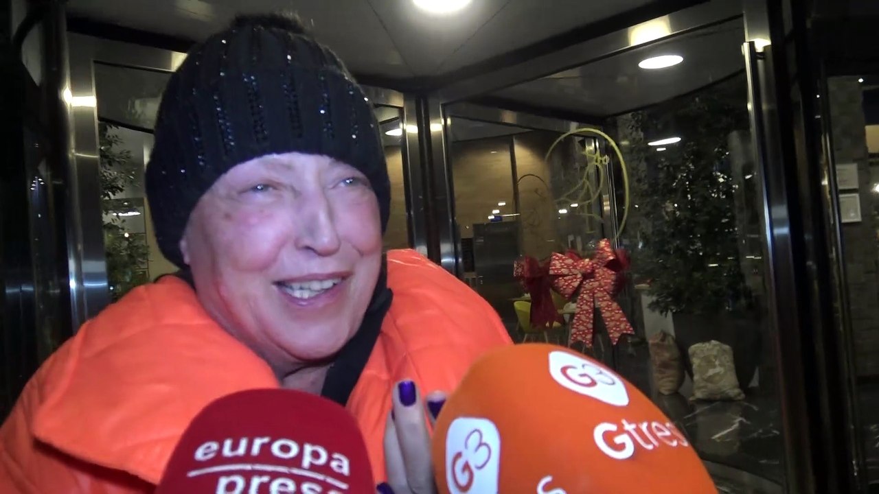 Lydia Lozano, más animada, actualiza el estado de salud de Charly tras recibir el alta y desvela si continúa o no con la bacteria