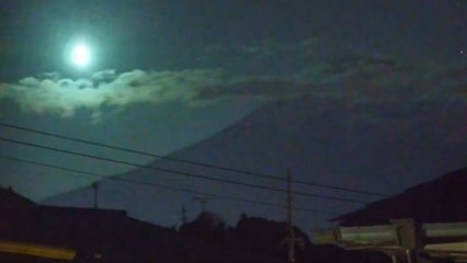 Una misteriosa palla di fuoco illumina il cielo del Giappone: il video diventa virale