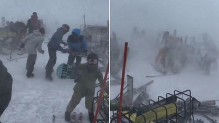 Bufera di neve sulla pista in Giappone, sciatori travolti dal vento: il video della tempesta di Natale