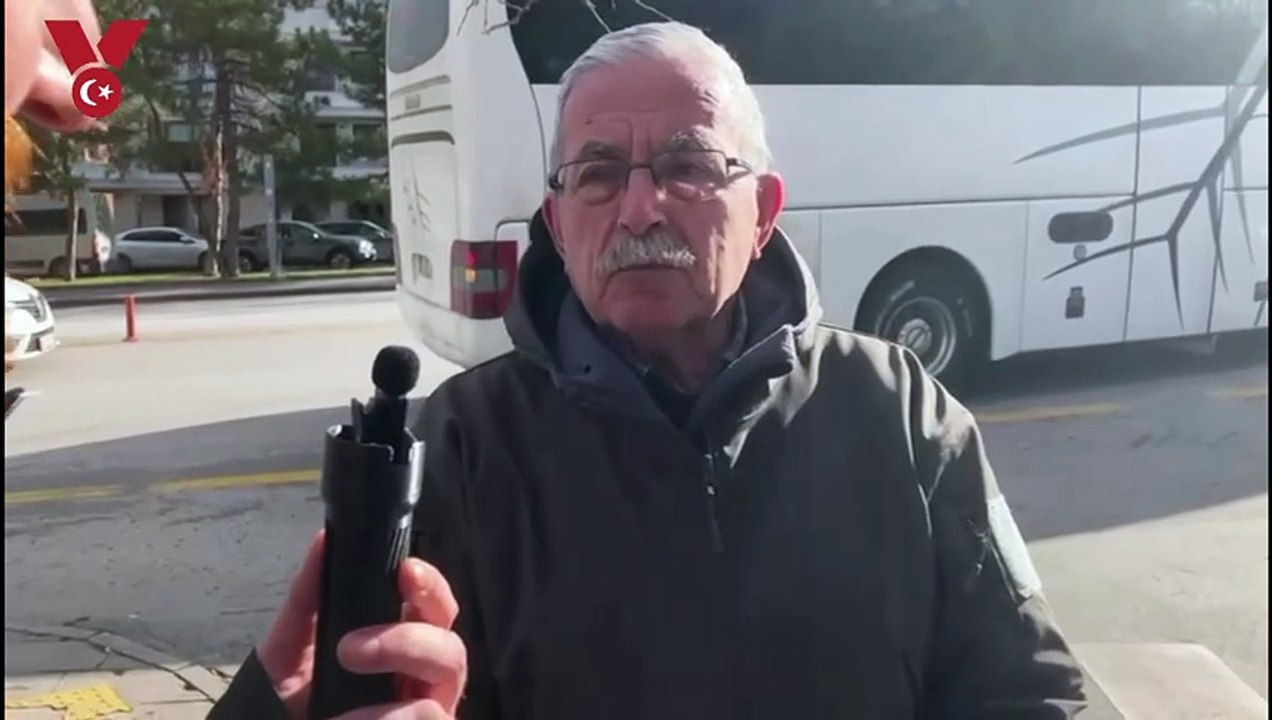 Koç, "Türkiye, tarihinin en büyük saldırılarından biriyle karşı karşıya. Milli birliği, devletimizin bütünlüğünü korumak için Atatürk bütün milleti birleştiren, kaynaştıran ideal. O nedenle Anıtkabir'e bugün çok sayıda insanın gelmesi bu tavrın açıkça ifa