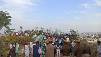 अलवर में कांग्रेस का ‘अरावली बचाओ अभियान’, सिर मुंडवा कर पहुंच रहे युवक